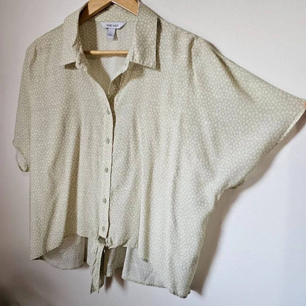 EUC LIKE NEW NINE WEST PRINTED BUTTON DOWN SHIRT TIE FRONT SIZE LARGE WMN